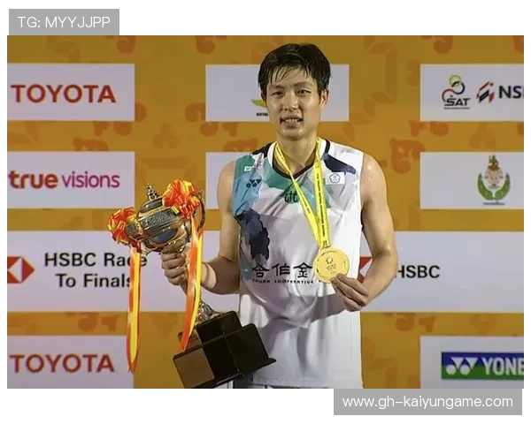 周天成展现高超技巧，羽毛球赛场称雄